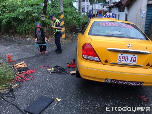 ▲▼花蓮縣卓溪鄉卓高姓婦人被計程車壓在車子底下            。（圖／記者蕭可正翻攝）