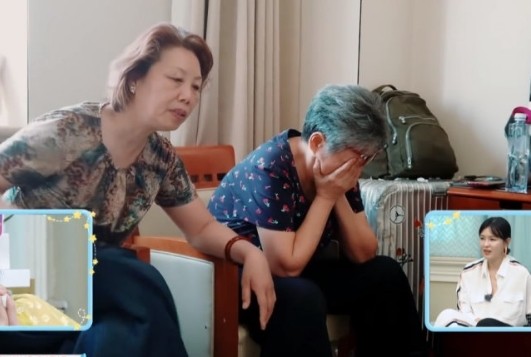 ▲李艾的媽媽在產房外托腮痛哭。（圖／翻攝微博／微博綜藝）