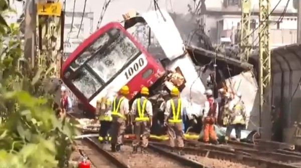 ▲▼日本神奈川縣京急線列車撞卡車，超過30人受傷。（圖／翻攝自推特）