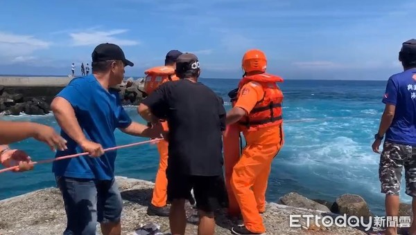 ▲▼  台東海巡署獲報疑似友有民眾因水流關係無法自行游上岸       。（圖／記者楊均典翻攝）