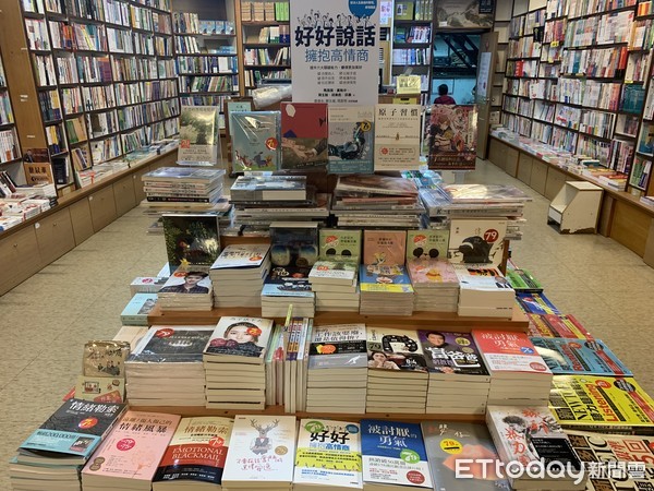 ▲▼提早熄燈！建弘書局9/22最後營業日　老客人抱著店員哭了！（圖／記者林育綾攝）