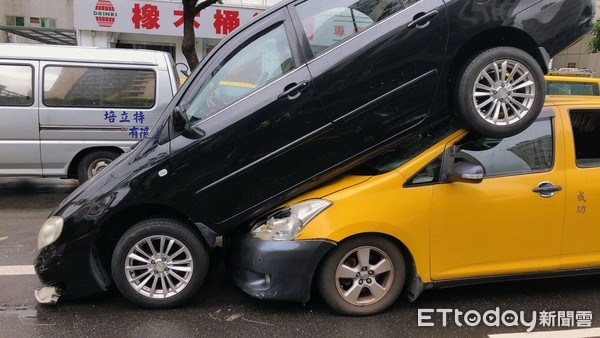 ▲▼自小客車駕駛先撞上前方車輛，倒車時太緊張直接騎上後方小黃。（圖／記者邱中岳翻攝）