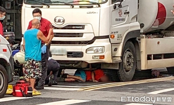 ▲▼北市南港路三段女子被壓在水泥預拌車底，救出時手腳擦傷送醫急救。（圖／記者黃彥傑攝）