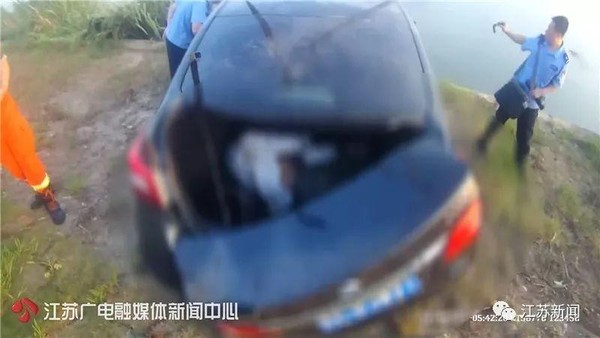 ▲下車尿尿...朋友突駕車衝進河裡輕生　警打撈上岸驚「後車廂多一具屍體」（圖／翻攝江蘇新聞）