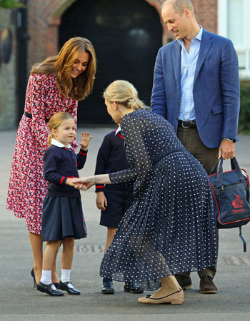 ▲▼夏綠蒂公主第一天上小學，成為喬治王子的學妹。威廉王子和凱特王妃帶兩個小孩上學。（圖／路透）