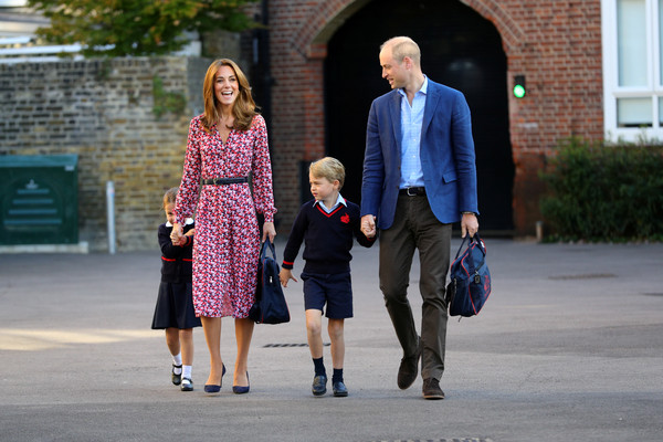 ▲▼夏綠蒂公主第一天上小學，成為喬治王子的學妹。威廉王子和凱特王妃帶兩個小孩上學。（圖／路透）