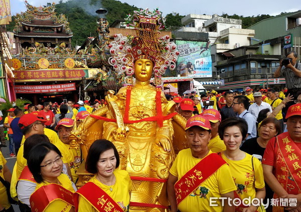▲宜蘭縣長林姿妙（左2）等人護媽祖，進行盛大的宜蘭蘇澳頭城媽祖海上繞境祈福。（圖／記者游芳男翻攝）