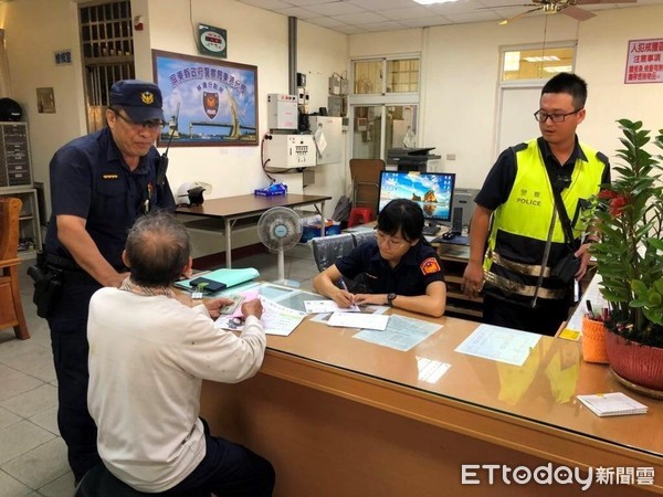 ▲屏東縣東港警分局林邊分駐所員警成功勸阻王姓鄉民匯出３萬元款項             。（圖／記者陳崑福翻攝）