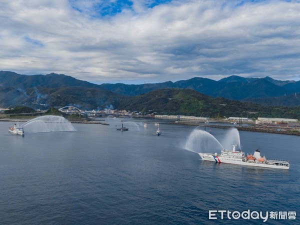 ▲▼場面盛大！北台媽祖宜蘭海上繞境祈福，近2百船護送媽祖。（圖／記者游芳男翻攝，下同）