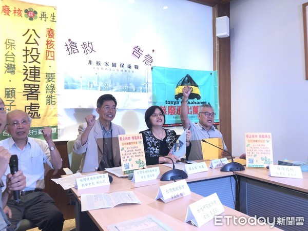 ▲▼台灣環境保護聯盟呼籲民眾簽署「廢核再生」公投。（圖／記者林銘翰攝）