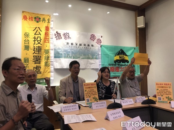 ▲▼台灣環境保護聯盟呼籲民眾簽署「廢核再生」公投。（圖／記者林銘翰攝）