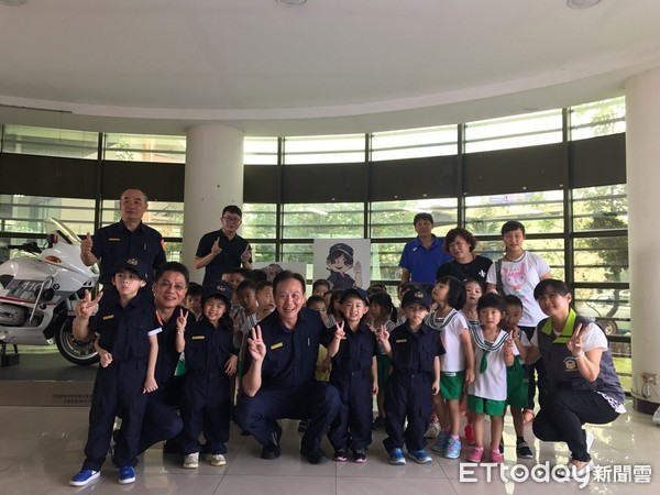 ▲松安幼兒園師生約計40名，專程參訪新化分局，以寓教於樂方式，讓孩子們對自我安全防護及預防犯罪有更深一層的認識。（圖／記者林悅翻攝，下同）