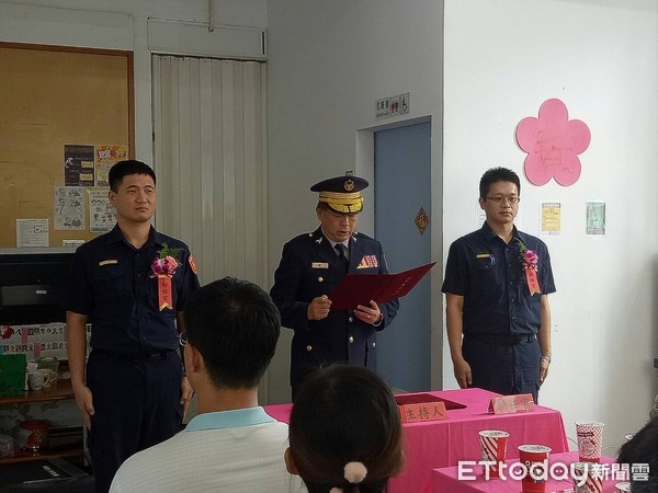 ▲台南市警歸仁警分局舉行新任偵查隊長及所長布達交接禮，由梁仁輝分局長親自布達。（圖／記者林悅翻攝，下同）