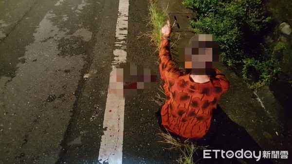 ▲▼7旬的老嫗獨自坐在道路旁，頭部受傷且血流不止。（圖／台東縣警察局提供，下同）