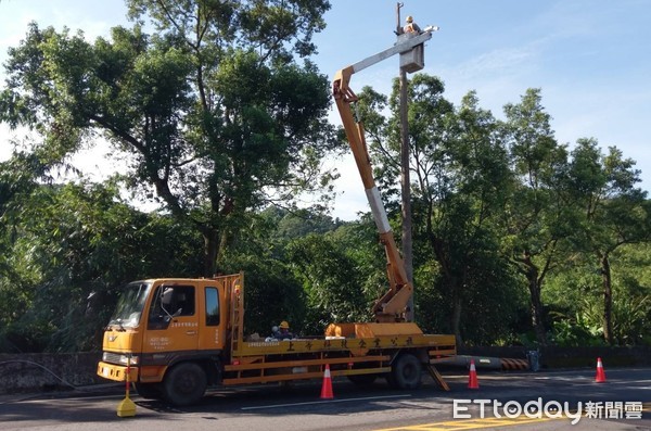 ▲一輛白色轎車7日凌晨撞斷大溪區信義路上電桿，台電上午緊急搶修中。（圖／記者沈繼昌翻攝）