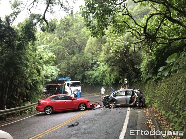 ▲▼北宜公路65公里處，發生兩車對撞車禍，警消搶救5名傷者。（圖／記者游芳男翻攝）