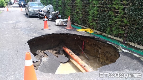 ▲苓雅區四維四路與仁德街口竟出現如小客車大小的天坑           。（圖／記者洪靖宜翻攝）