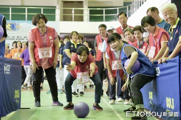 ▲2019年第7屆高齡友善社區健康營造趣味運動會，9月7日在安平國中熱鬧登場，今年總共有17個社區、近400位長者參加。（圖／記者林悅翻攝，下同）