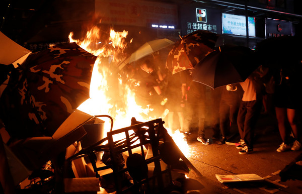 ▲▼示威者在旺角警署外放火。（圖／路透）