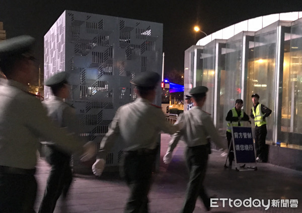 ▲北京武警戒備，地鐵周維封鎖。（圖／記者任以芳攝）