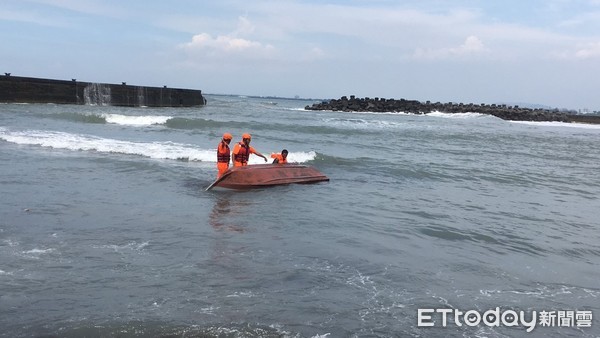 ▲海巡署第七巡防區指揮部會同海軍陸戰隊人員，柴山靠近桃子園沙灘海域救起顏姓漁民，將其舢舨推上岸            。（圖／記者陳崑福翻攝）