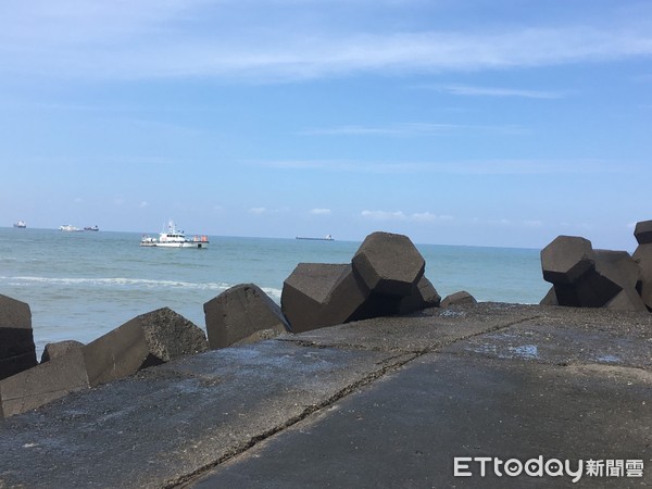 ▲海巡署第七巡防區指揮部會同海軍陸戰隊人員，柴山靠近桃子園沙灘海域救起顏姓漁民，將其舢舨推上岸            。（圖／記者陳崑福翻攝）