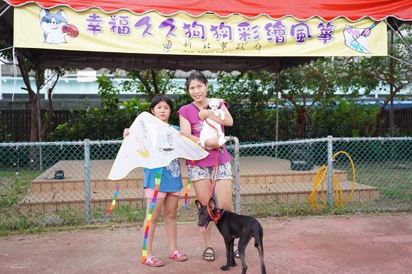 ▲▼100只風箏慶祝狗狗節！　飼主畫毛孩笑容「抓緊牽繩」不棄養。（圖／新北市動保處提供）