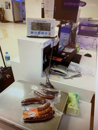 ▲桃園機場海關在旅客託運行李內，查獲未申報的6條香腸。（圖／台北關提供）