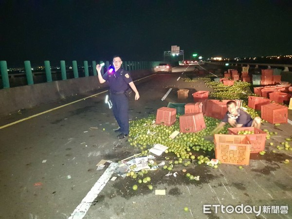 ▲台南麻豆台84線往玉井方向深夜發生貨車爆胎翻車事件，車上檸檬貨品全部灑散整片道路，麻豆分局出動警網到場管制疏導交通，幸好無人員傷亡。（圖／記者林悅翻攝，下同）