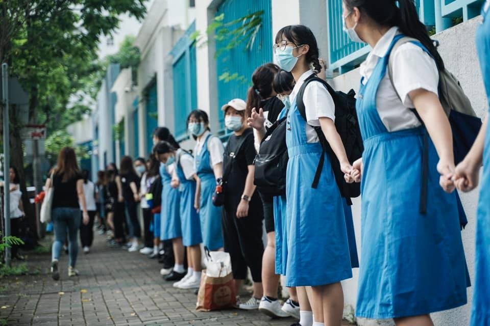 ▲▼香港逾百間中學「築人鏈」爭訴求。（圖／翻攝自香港眾志臉書）