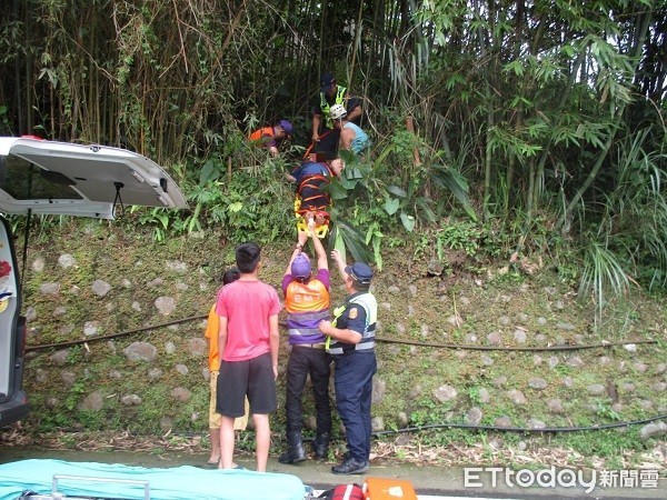 ▲救護人員以接力方式將受傷老翁從山坡接至道路送醫。（圖／大溪警分局提供）