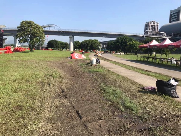 ▲▼新北市幸福水漾公園在韓國瑜造勢後，草皮變成爛泥巴。（圖／翻攝李坤城臉書）