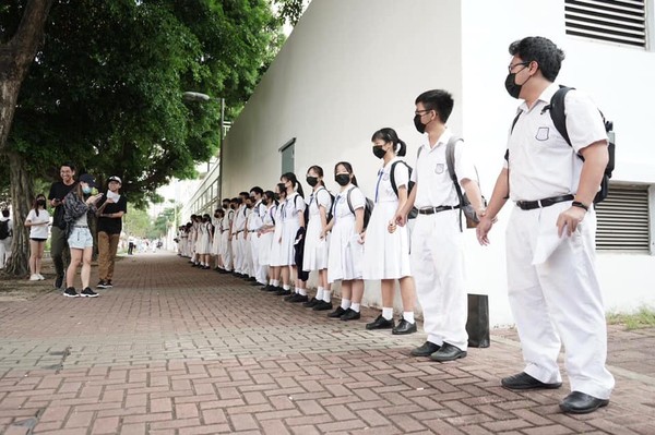 ▲▼香港逾百間中學「築人鏈」爭訴求。（圖／翻攝自香港眾志臉書）