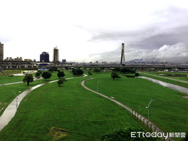 ▲▼大台北都會公園,韓國瑜新北造勢大會前一天場地草皮。（圖／記者姜國輝攝）
