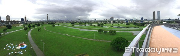 ▲▼大台北都會公園,韓國瑜新北造勢大會前一天場地草皮。（圖／記者姜國輝攝）
