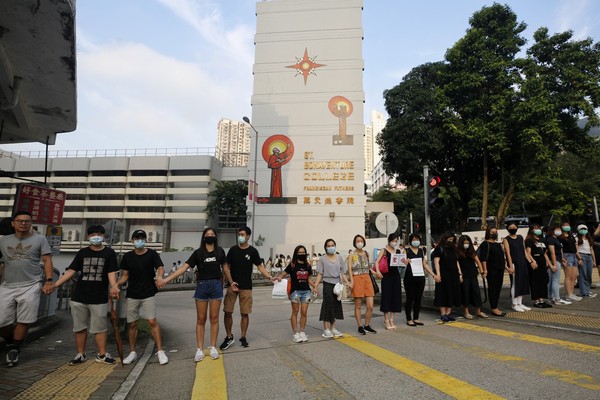 ▲香港今（9）日多起中學發起人鏈活動。（圖／香港01授權提供，下同）
