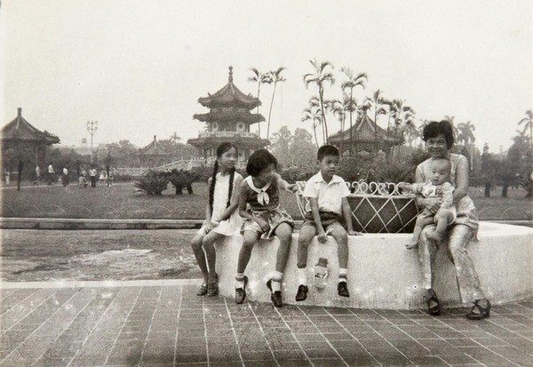 孩子稍大之後，先生開始外派，舊照裡都只是她帶著孩子在台北新公園、西門町的留影，也可一窺當時台北的景況。（侯秀絨提供）