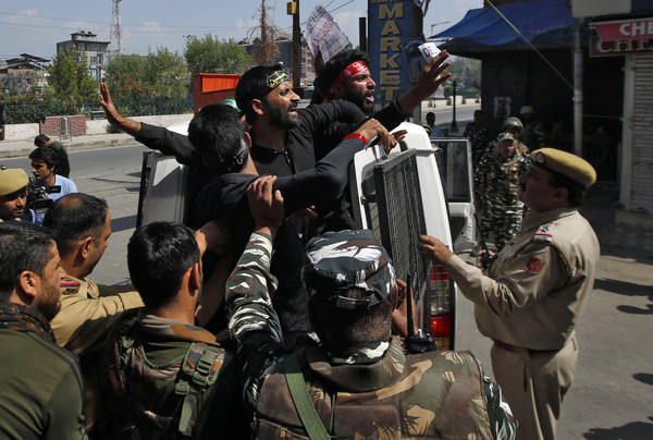 ▲▼印度在喀什米爾斯里納加爾（Srinagar）實施門禁，無法慶祝穆哈蘭姆月（Muharram）的穆斯林抗議。（圖／路透）