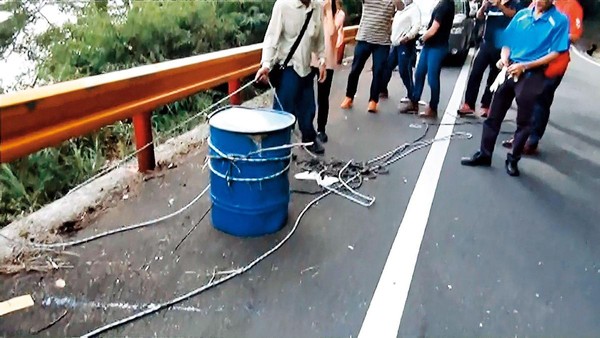 警方在中橫公路台八線119公里處，找到裝著賴光雄屍體的桶子。（東森新聞提供）