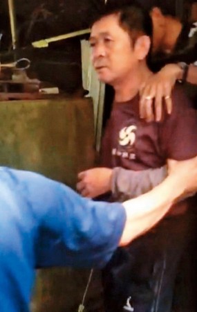 嫌犯楊鴻儒在台南山區一處工寮旁的鴿舍落網。（東森新聞提供）