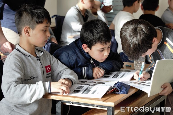 ▲▼土耳其慈濟志工為了幫助失學的敘利亞孩子，打造「滿納海」學校，學校不僅成為當地教育範本，愛的種子更照耀著這些孩子。2016年台東尼伯特風災後，孩子自動發起募款，原來「愛的力量」已在孩子心裡萌芽。9月7日慈濟土耳其負責人胡光中來到慈濟台東聯絡處，分享一路走來的感動。（圖／慈濟基金會提供）