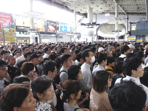 ▲▼法西颱風侵襲日本，東京品川車站擠滿通勤族。（圖／達志影像／美聯社）