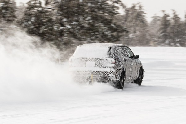 福特電動野馬SUV偽裝車再度現身　冰天雪地狂奔測試電池耐久度（圖／翻攝自福特）