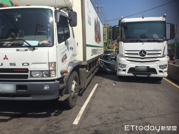 ▲▼小客車為閃大貨車，遭砂石車撞上，夾困中間成夾心餅乾，幸好被救出無大礙             。（圖／記者陳以昇翻攝）