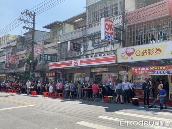 ▲桃園市八德區「金歡喜彩券行」，10日一早有逾百位市民等候選購千萬大富翁刮刮樂大獎喜氣。（圖／記者沈繼昌攝）