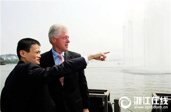 ▲在2005年第五屆西湖論劍結束後，馬雲陪同美國前總統柯林頓遊西湖。（圖／翻攝自浙江在線）