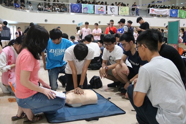 ▲弘光科大教導新鮮人學習CPR。（圖／弘光科大提供）