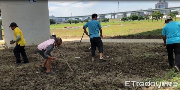 ▲▼新北市黨部派員復原新北造勢場地。（圖／記者林鎮民攝）