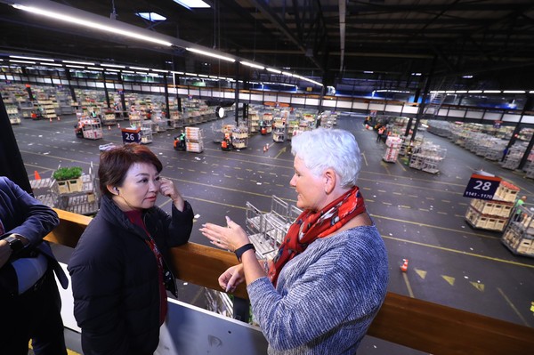 ▲盧秀燕參觀位在荷蘭的最大鮮花拍賣市場。（圖／台中市政府提供）