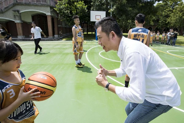 ▲新竹市長林智堅化身「一日籃球教練」。（圖／新竹市政府提供）